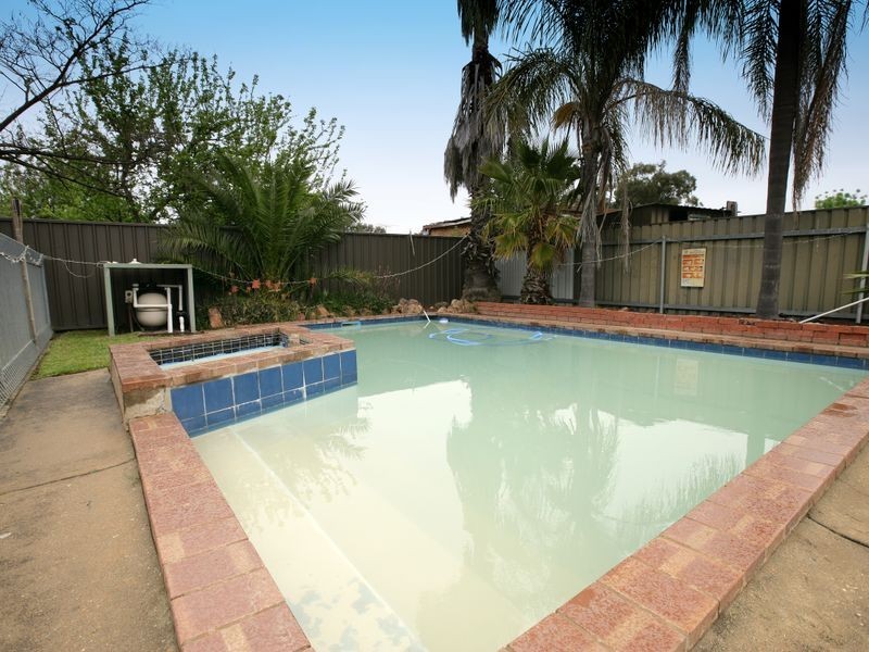 8 Grace Avenue, Lake Albert NSW 2650