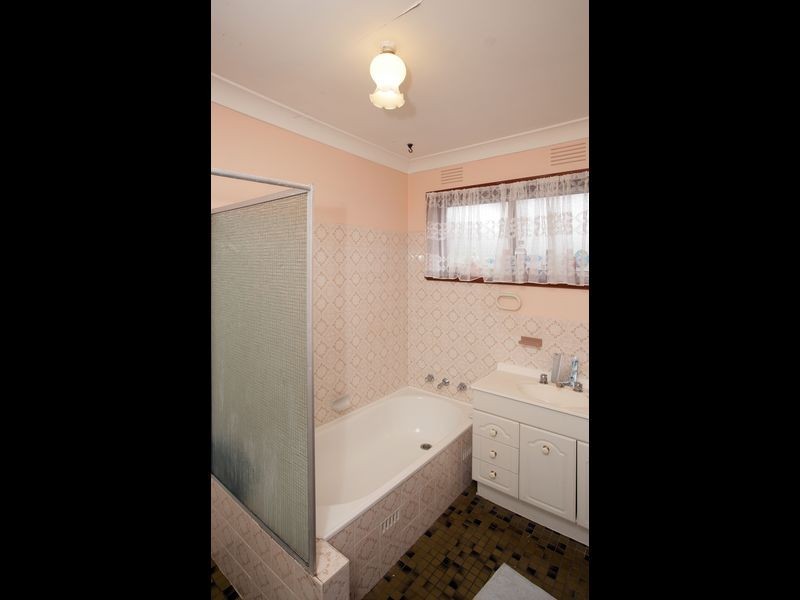 8 Grace Avenue, Lake Albert NSW 2650