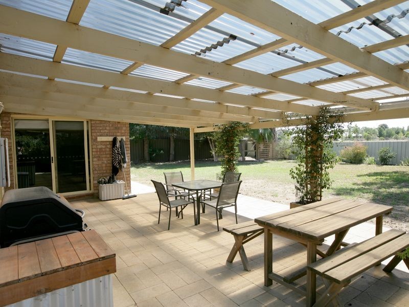 17 Grevillea Crescent, Lake Albert NSW 2650