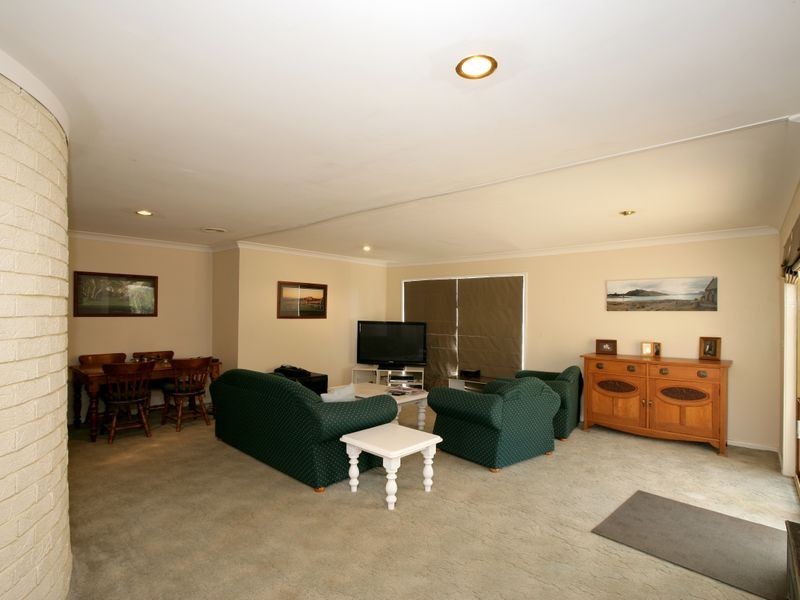 17 Grevillea Crescent, Lake Albert NSW 2650