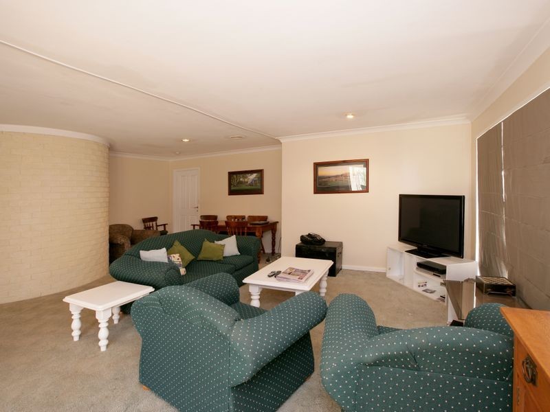 17 Grevillea Crescent, Lake Albert NSW 2650