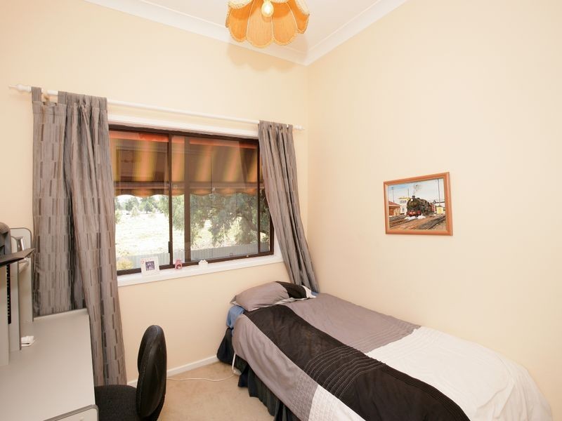 17 Grevillea Crescent, Lake Albert NSW 2650