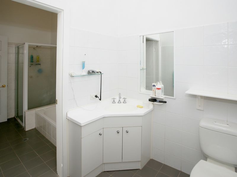 17 Grevillea Crescent, Lake Albert NSW 2650