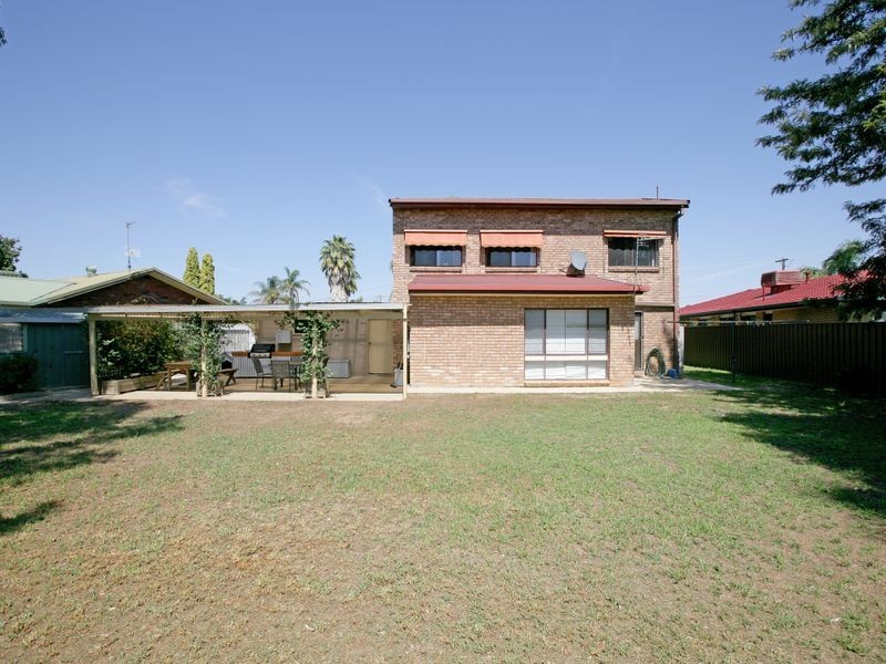 17 Grevillea Crescent, Lake Albert NSW 2650