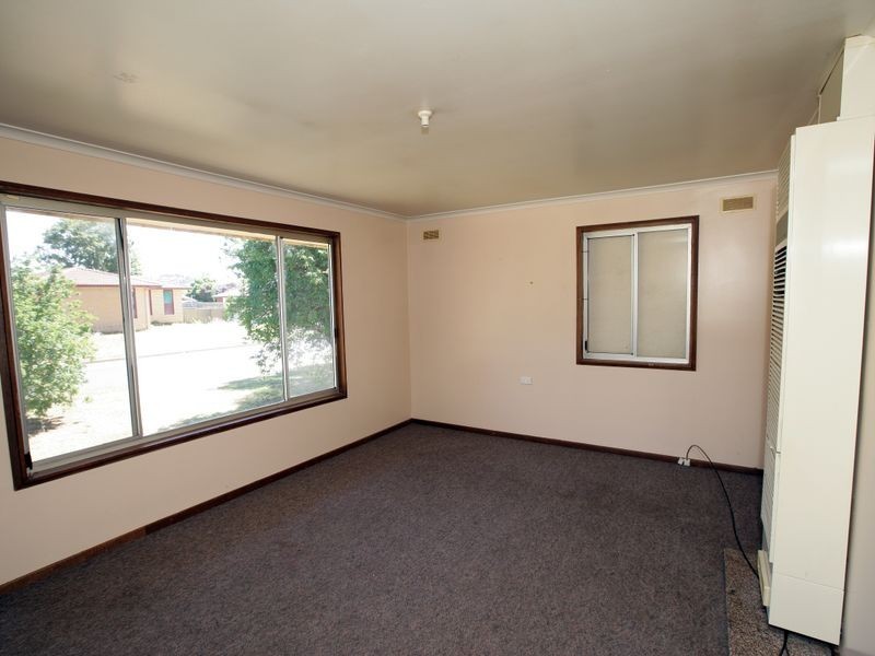 12 Dennis Crescent, Tolland NSW 2650