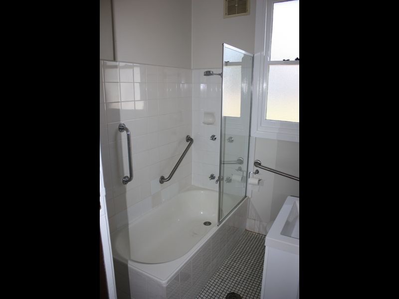 16 Phillip Avenue, Mount Austin NSW 2650