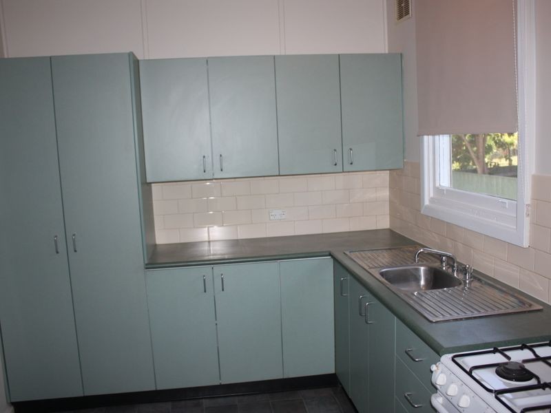 16 Phillip Avenue, Mount Austin NSW 2650