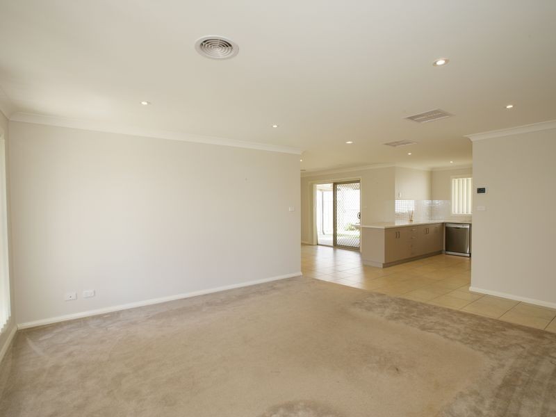 1/58 Yarrawah Crescent, Bourkelands NSW 2650