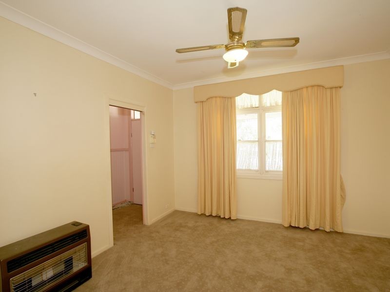 2 Queen Street, The Rock NSW 2655