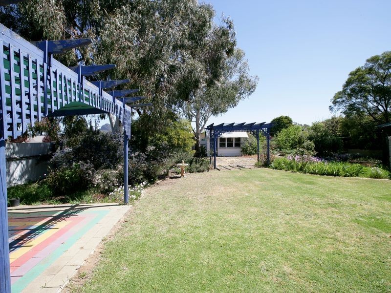 2 Queen Street, The Rock NSW 2655