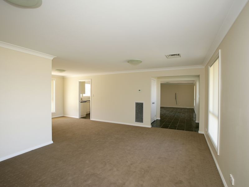 4 Bell Gum Place, Lake Albert NSW 2650