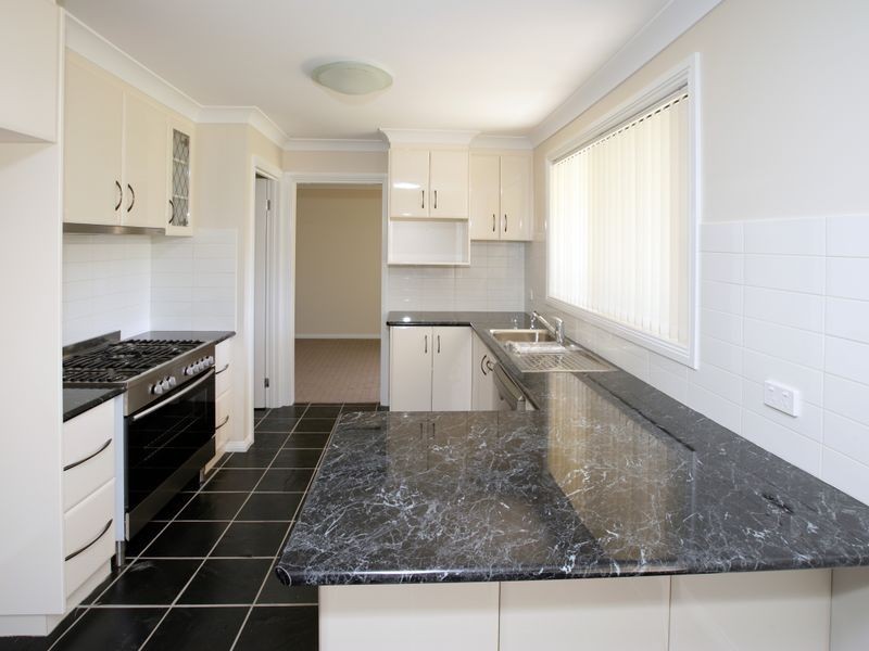4 Bell Gum Place, Lake Albert NSW 2650