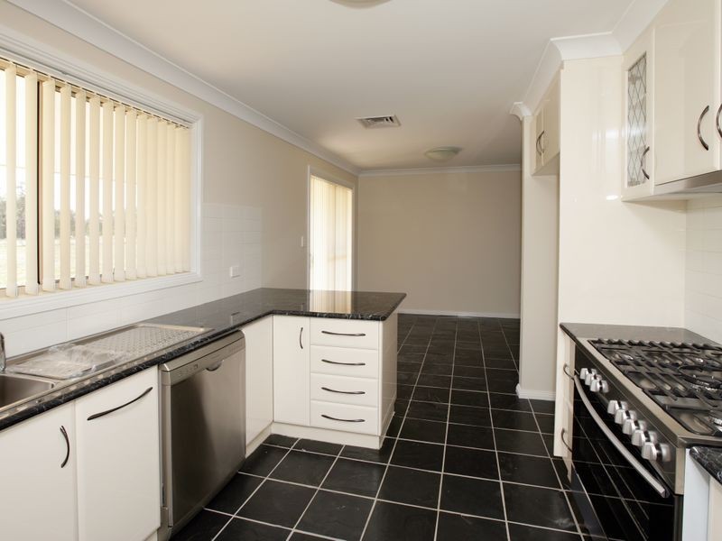 4 Bell Gum Place, Lake Albert NSW 2650