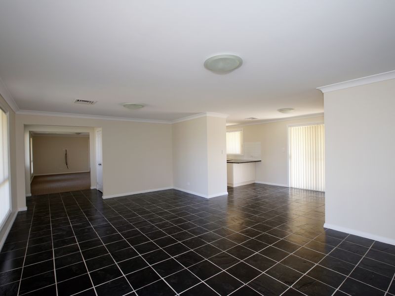 4 Bell Gum Place, Lake Albert NSW 2650