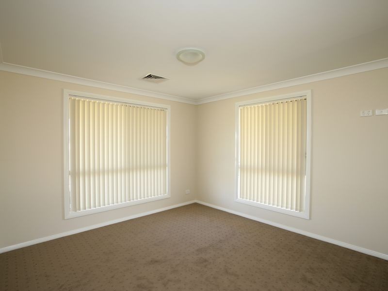 4 Bell Gum Place, Lake Albert NSW 2650