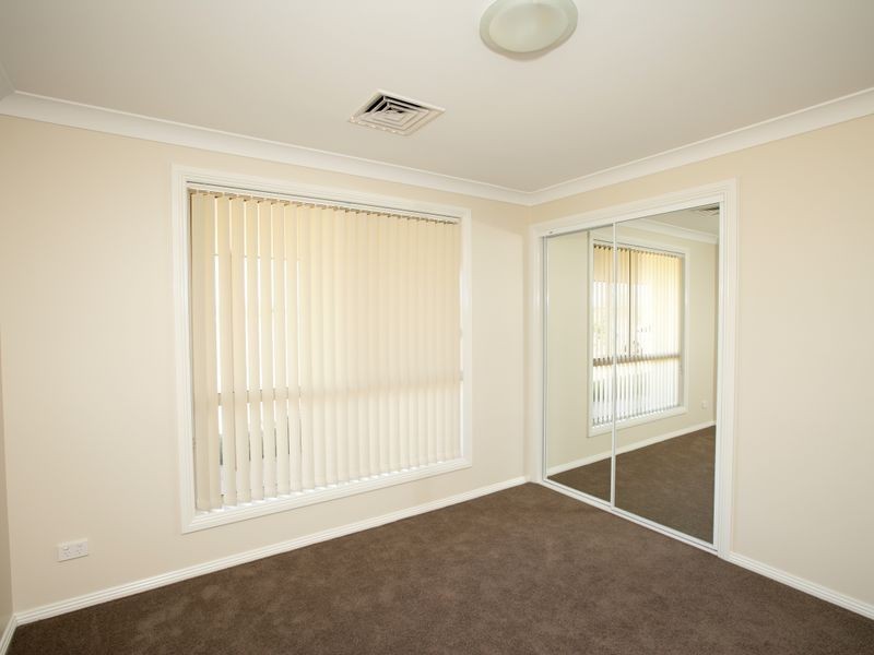 4 Bell Gum Place, Lake Albert NSW 2650