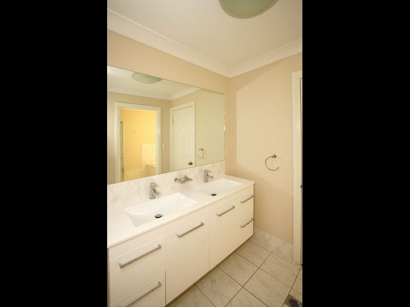 4 Bell Gum Place, Lake Albert NSW 2650