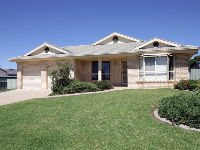 11 Kaloona Drive, Bourkelands NSW 2650