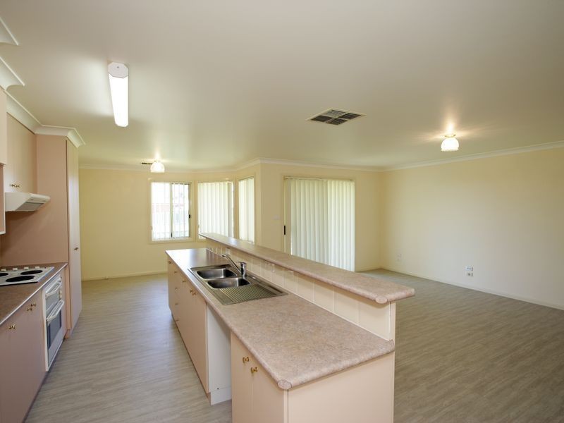 11 Kaloona Drive, Bourkelands NSW 2650