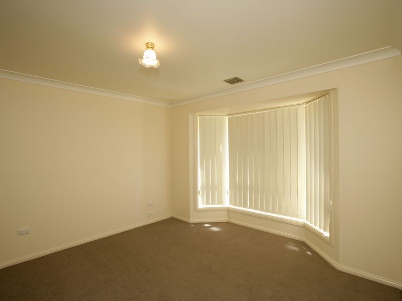 11 Kaloona Drive, Bourkelands NSW 2650