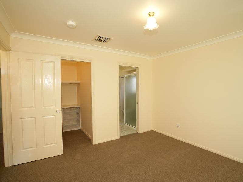 11 Kaloona Drive, Bourkelands NSW 2650