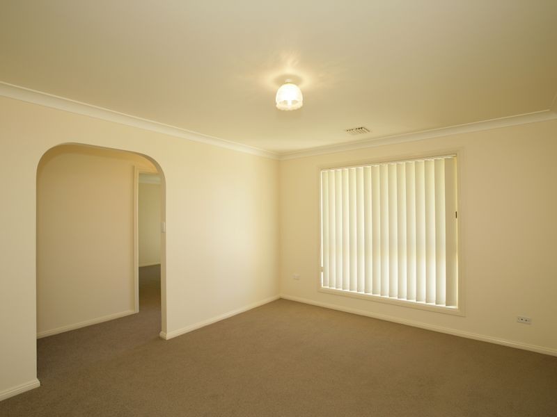 11 Kaloona Drive, Bourkelands NSW 2650