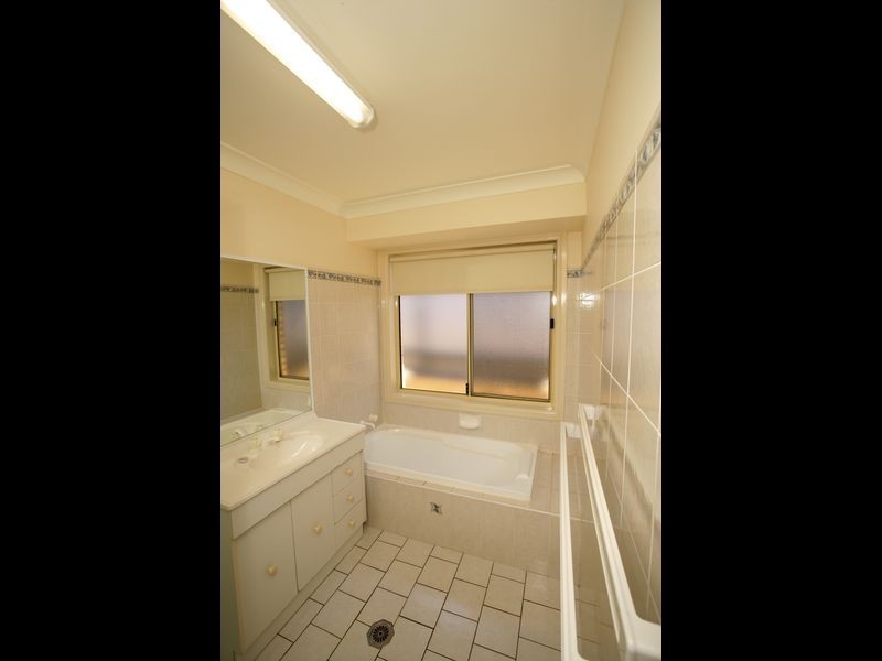 11 Kaloona Drive, Bourkelands NSW 2650