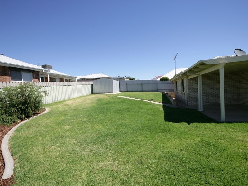 11 Kaloona Drive, Bourkelands NSW 2650