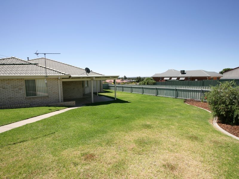11 Kaloona Drive, Bourkelands NSW 2650