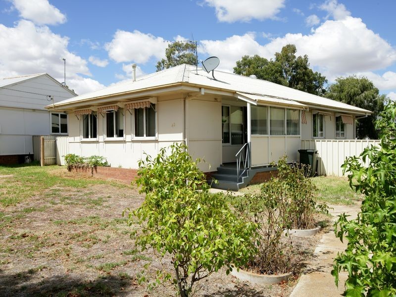 42 McKell Avenue, Mount Austin NSW 2650