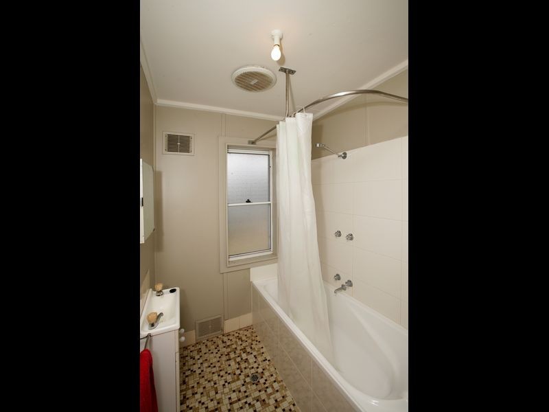 42 McKell Avenue, Mount Austin NSW 2650