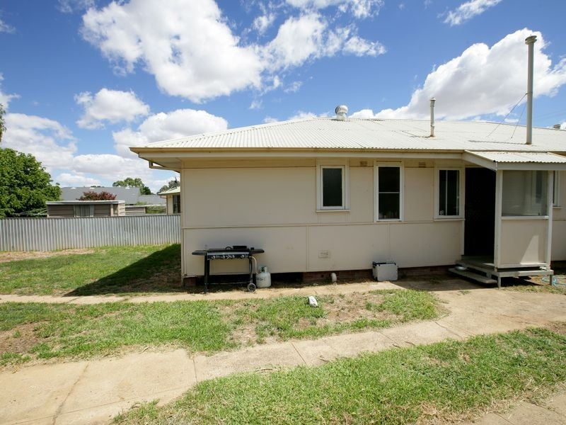 42 McKell Avenue, Mount Austin NSW 2650