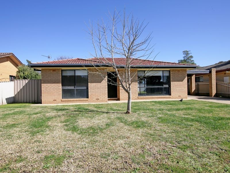 32 Pinaroo Drive, Glenfield Park NSW 2650