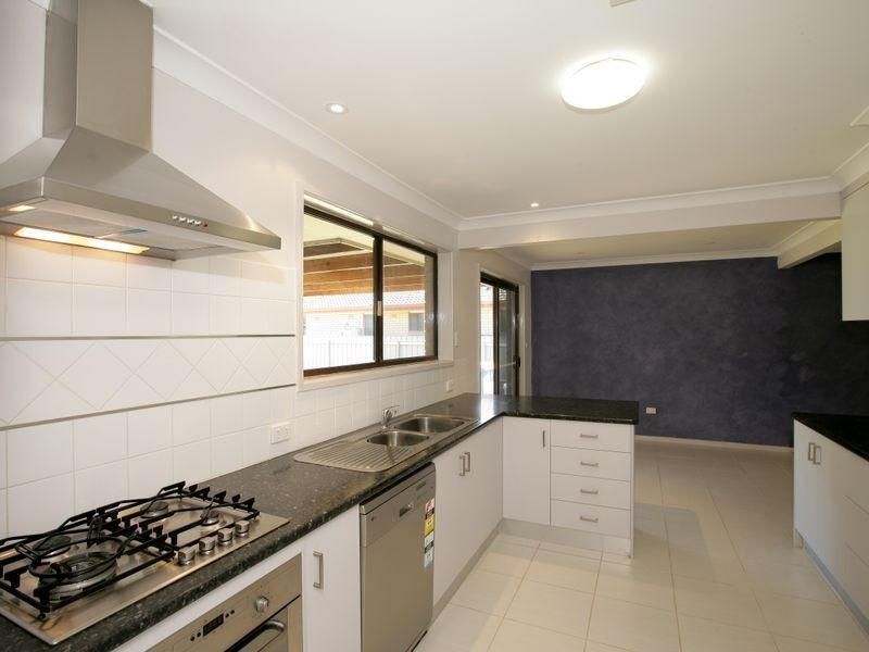 32 Pinaroo Drive, Glenfield Park NSW 2650