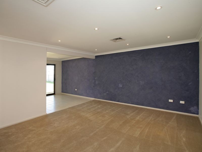 32 Pinaroo Drive, Glenfield Park NSW 2650
