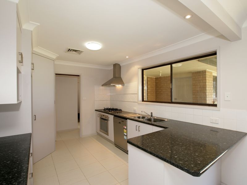 32 Pinaroo Drive, Glenfield Park NSW 2650