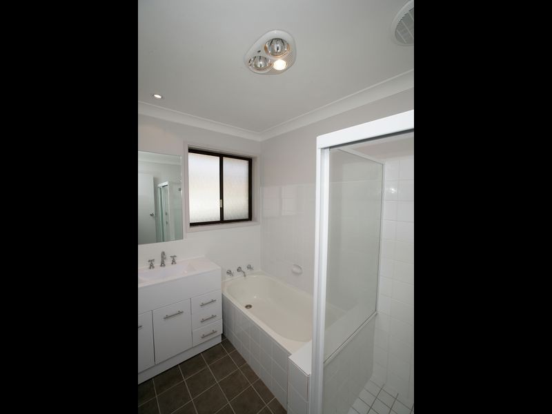 32 Pinaroo Drive, Glenfield Park NSW 2650