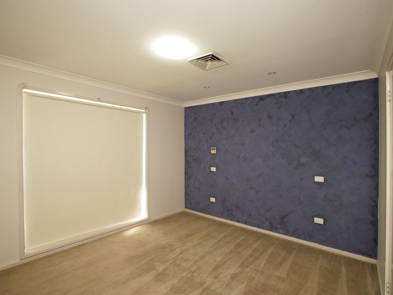 32 Pinaroo Drive, Glenfield Park NSW 2650
