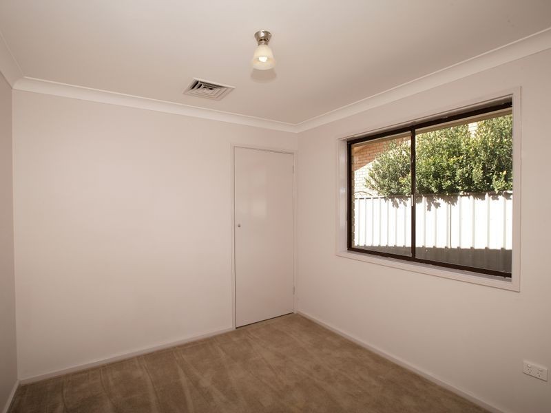 32 Pinaroo Drive, Glenfield Park NSW 2650