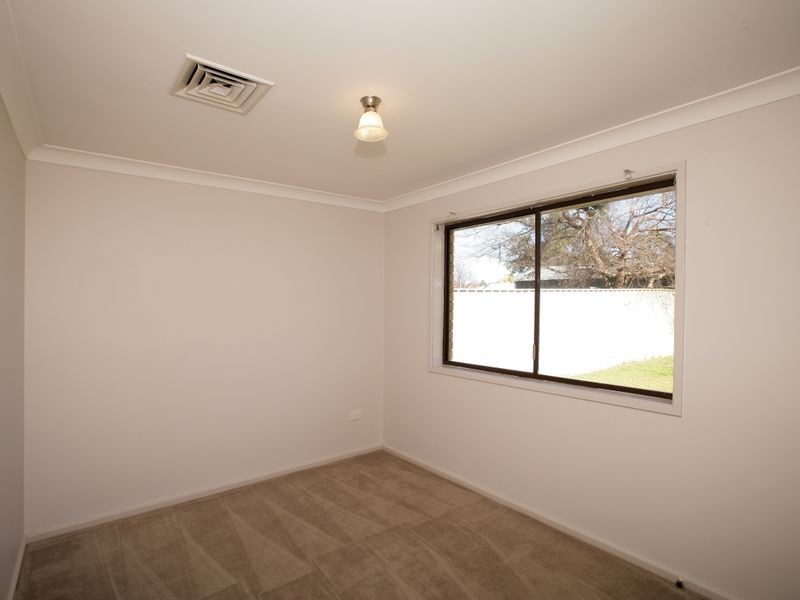 32 Pinaroo Drive, Glenfield Park NSW 2650