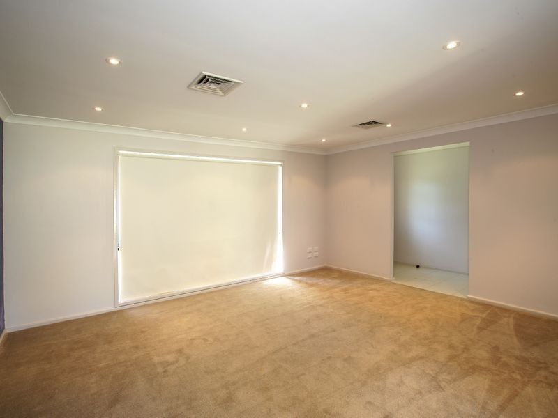 32 Pinaroo Drive, Glenfield Park NSW 2650