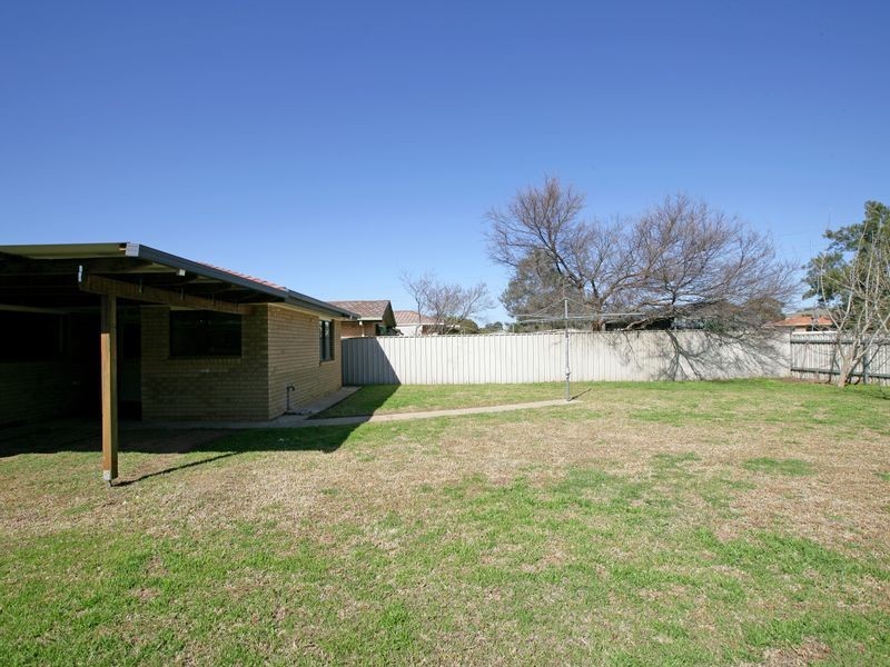 32 Pinaroo Drive, Glenfield Park NSW 2650