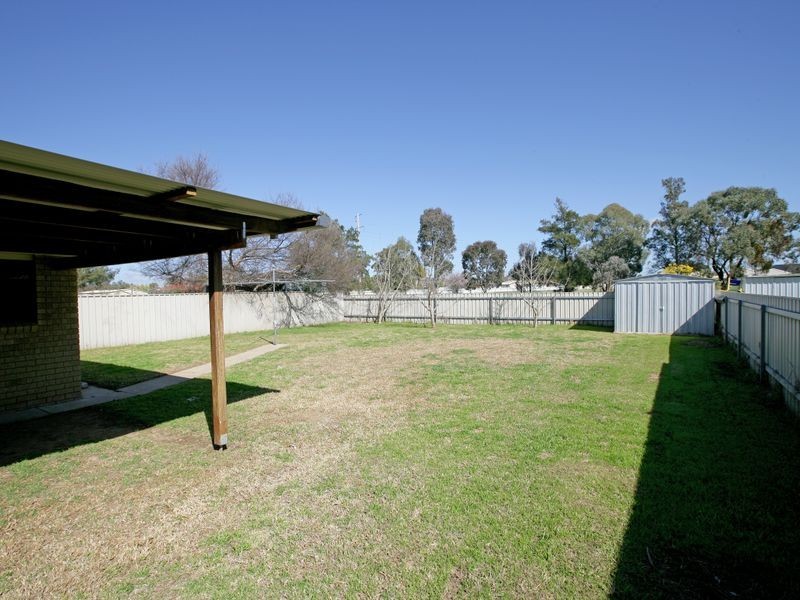 32 Pinaroo Drive, Glenfield Park NSW 2650