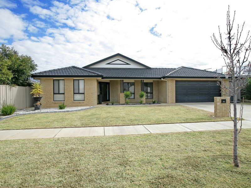 14 Barrima Drive, Glenfield Park NSW 2650