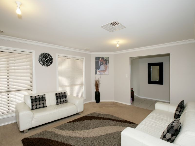 14 Barrima Drive, Glenfield Park NSW 2650