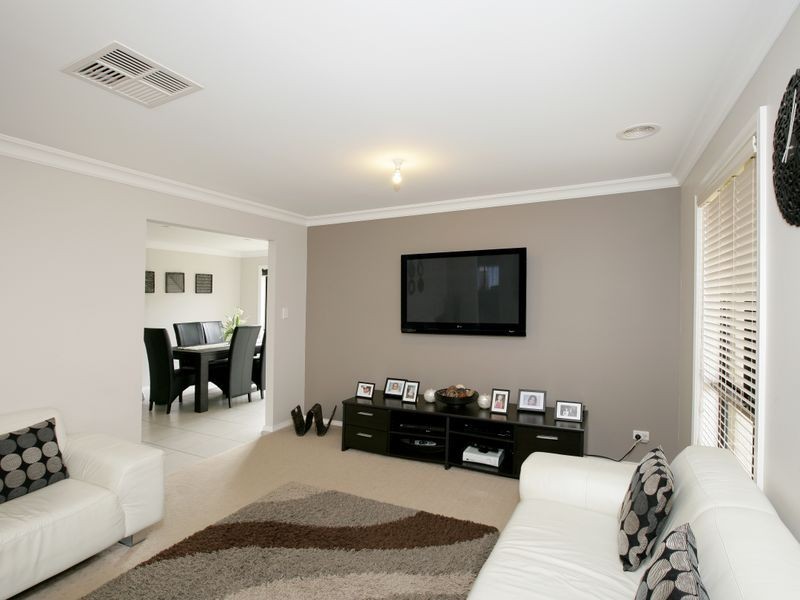 14 Barrima Drive, Glenfield Park NSW 2650