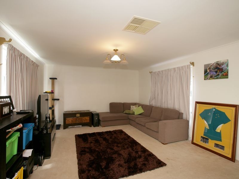 2 Mangrove Crescent, Forest Hill NSW 2651