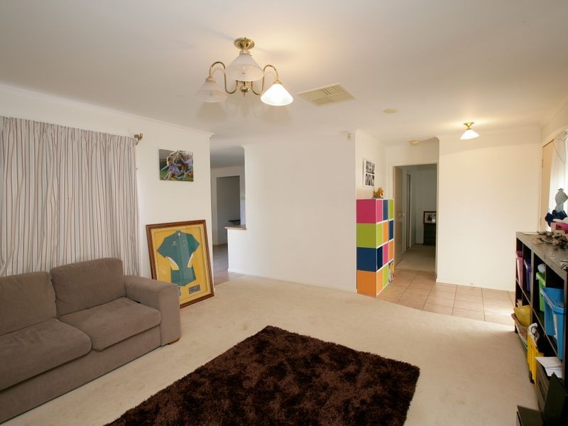 2 Mangrove Crescent, Forest Hill NSW 2651