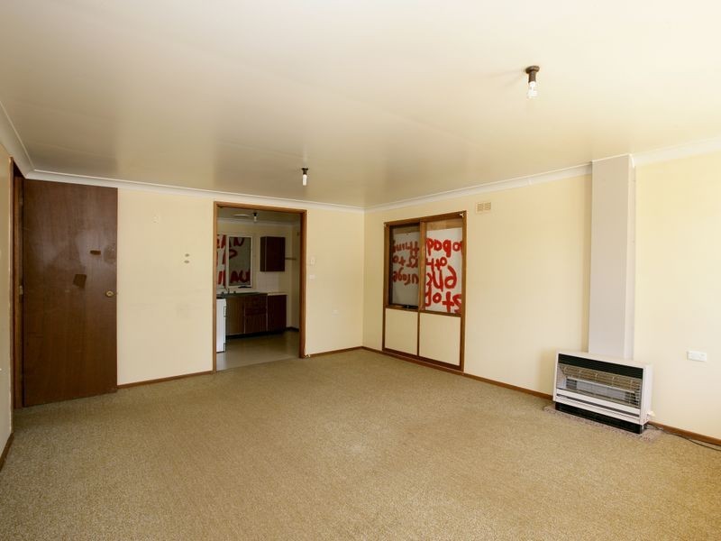 21 Dennis Crescent, Tolland NSW 2650