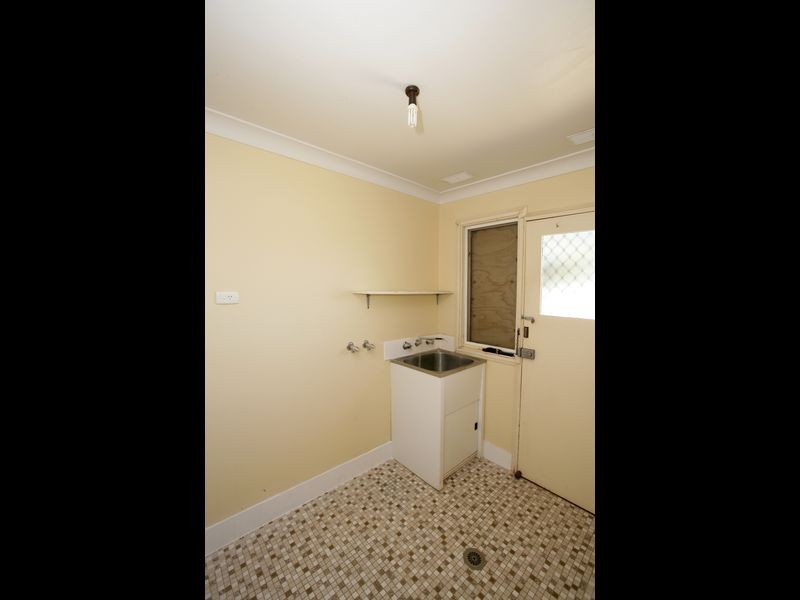 21 Dennis Crescent, Tolland NSW 2650